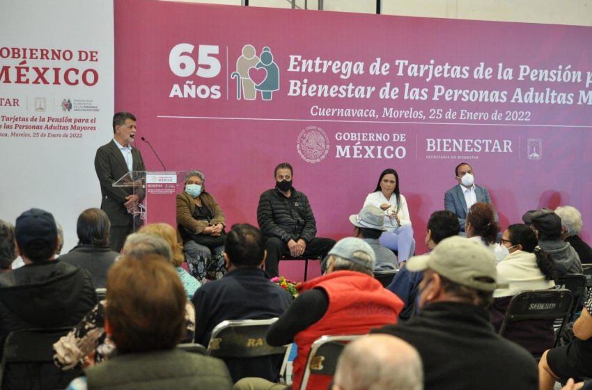  Adultos mayores reciben Tarjeta para el Bienestar en Morelos