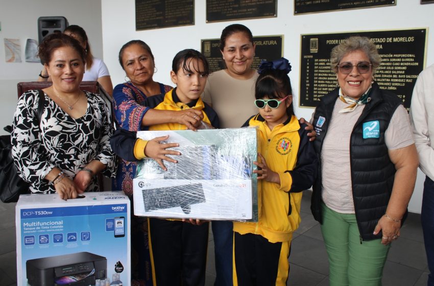 Entrega Ruth Cleotilde Rodríguez equipos de cómputo a planteles educativos de siete municipios en el marco de su programa ‘Diputada en tu escuela’