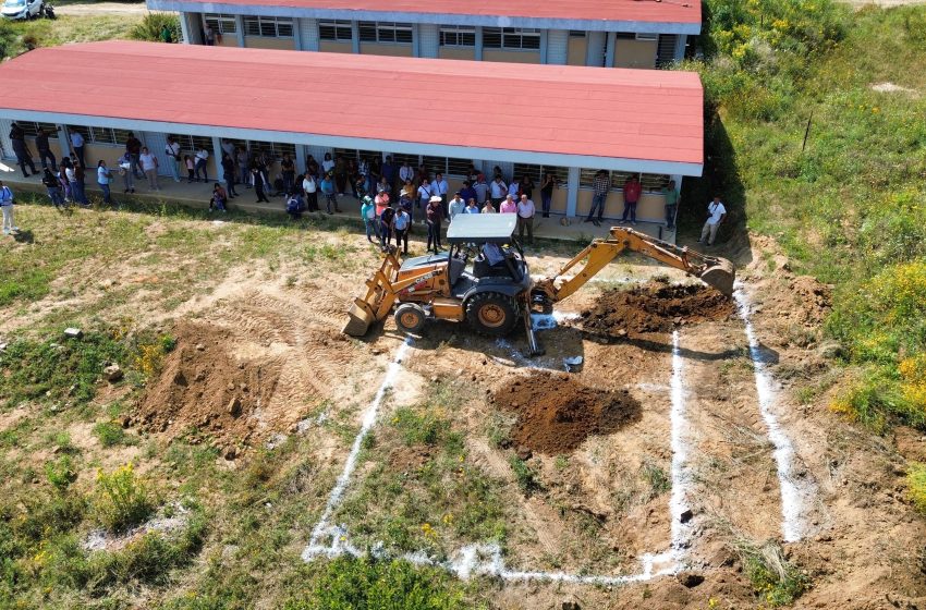  Inicia Sergio Omar “Chino” Livera construcción de aula en telesecundaria de Totolapan